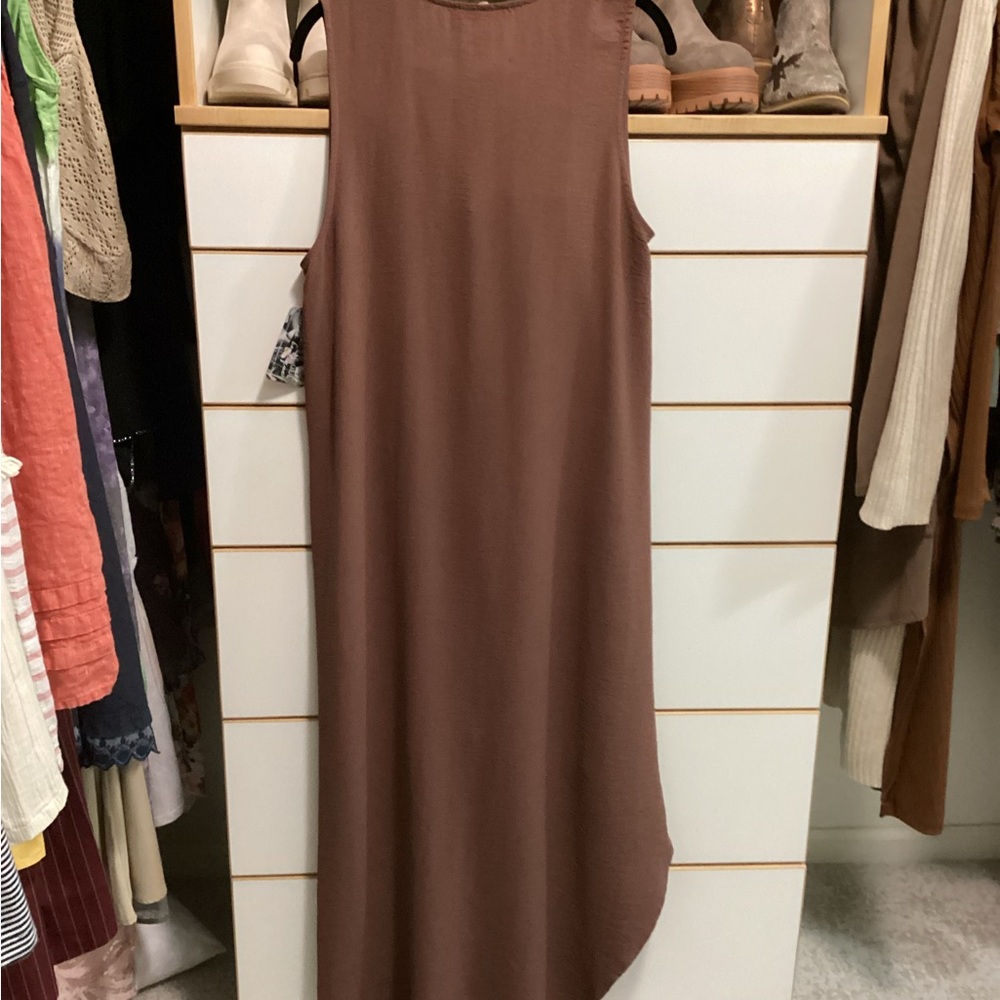 🥰 Beautiful flowy dress! High-low. Satiny. - Picture 2 of 4